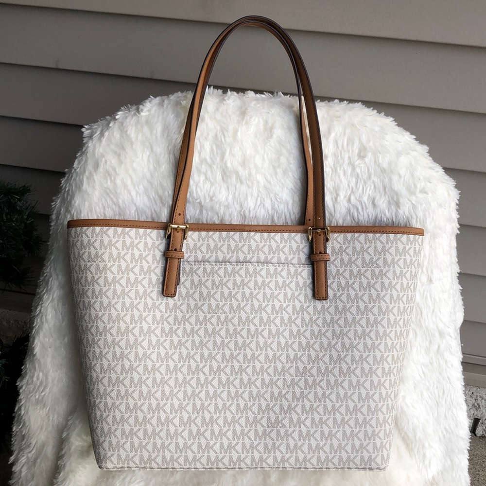 NWT Michael Kors jet set travel handbag - Picture 2 of 3